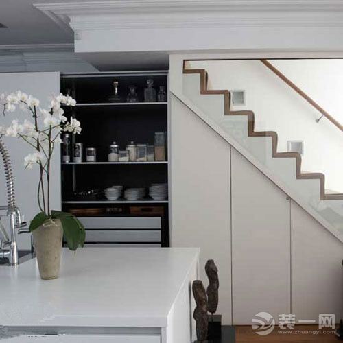 装一网:闲置楼梯间 变身实用的小厨房